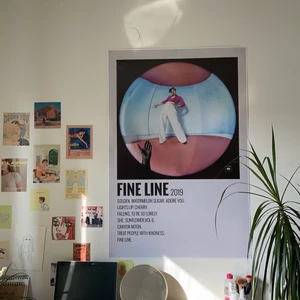 Poster - Fine line (2019) poster. Bra kvalitet , precis som ny. Köptes för några månader sedan. Säljer på grund av att jag är trött på albumet. Storlek 85x120 cm. Bjuder på frakten 