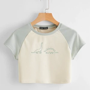 Croptop - Jätteskön och gullig kroppad topp med söta dinosaurier på! Helt ny och oanvänd! Köpare står för frakt! Kan skicka fler bilder vid önskemål!😊