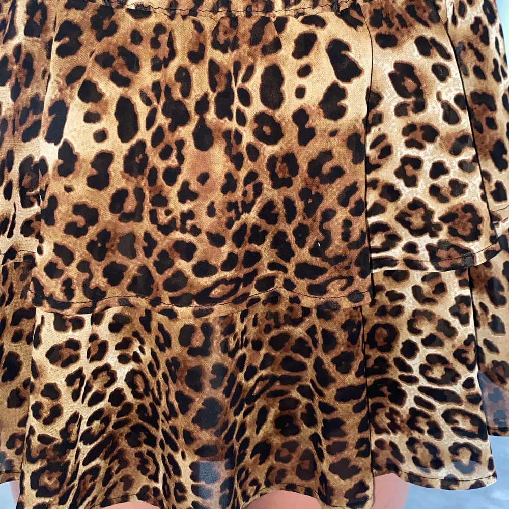 Säljer denna super söta leopardkjol, använd ytterstå få gånger, jättebra skick!💕storlek xs, men passar både s och m också då den är stretchig i midjan!. Kjolar.