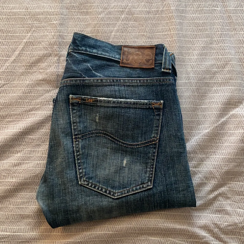 Säljer dessa lågmidjade flare/bootcut jeansen från Lee Jeans i modellen flint, så fina men satte tyvärr för små för mig:’) innerbensmåttet är 86cm, sitter över skorna på mig som är 172cm🙌 skriv vid funderingar eller intresse!!✌️. Jeans & Byxor.