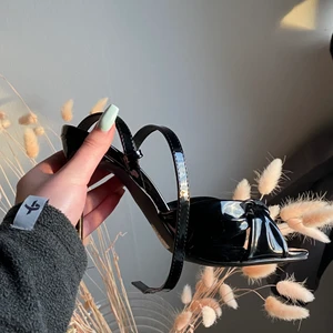 KLACKSKO - Magisk sko från Nelly. Användes endast på min student, orginalkartong och lappar finns kvar. Storlek 37. 