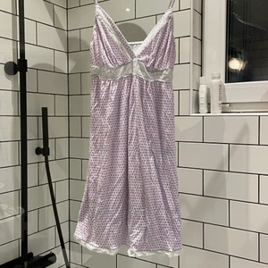 Slipdress  - Finaste slip dressen som är köpt second hand men aldrig använd av mig, så mjuk i materialet och så fint mönster!