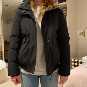 Woolrich jacka  - Använd några få gånger, päls borta men om hittas följer den med! Stället S, säljs nypris för 5000kr men jag säljer för 2000kr