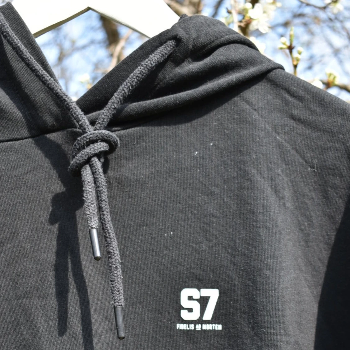 Svart hoodie - 91