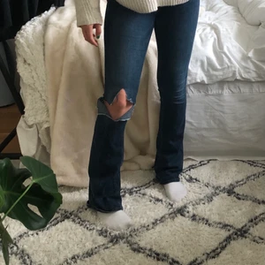 Bootcut jeans med hål - Blåa bootcut jeans från ONLY med egengjort hål i ena knät, jag är 180 cm lång för jämförelse!