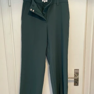 Gröna kostymbyxor - Snygga gröna kostymbyxor med vida ben. Enbart testade och är i fint skick. 