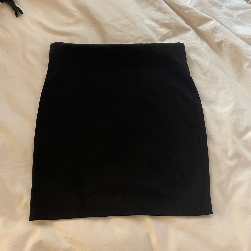 Basic svart tight kjol från Cubus strl XS 💖 Köparen står för ev frakt!. Kjolar.