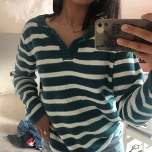 Superfin grön randig tröja - Säljer min superfina randiga stickade tröja från isolde!⚡️ superbra skick och helt felfri, Tröjan är i strl L och passar på mig som har storlek S/M💕 buda i kommentarerna⚡️!!BUDGIVNINGEN AVSLUTAS DEN 21/5!! Startbud 150kr⚡️LEDANDE BUD 390kr