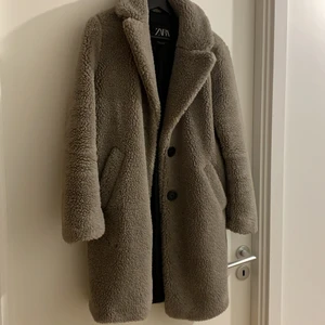 Teddy jacka från ZARA - Mycket bra skick. Använd ett få tal gånger. Ordinarie pris: 999kr