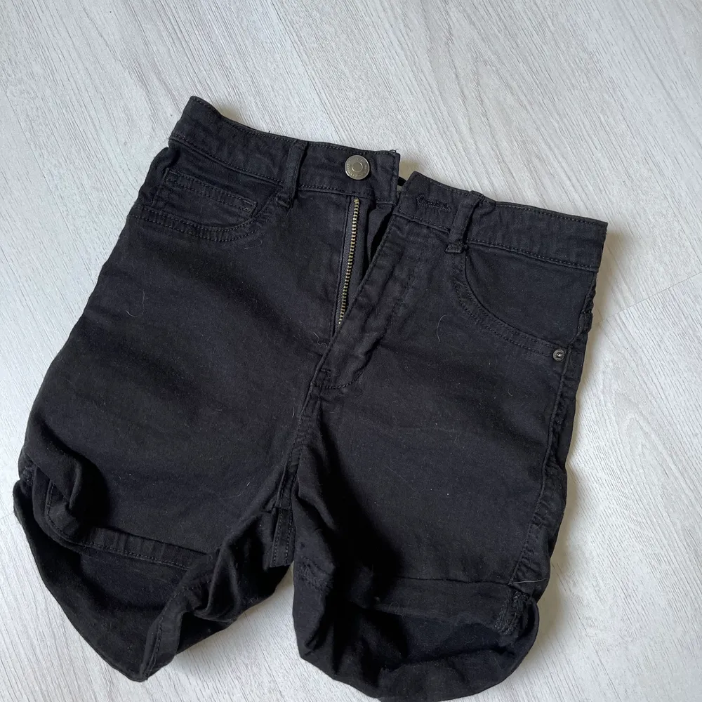 Högbidjade shorts i storlek 34 :). Shorts.