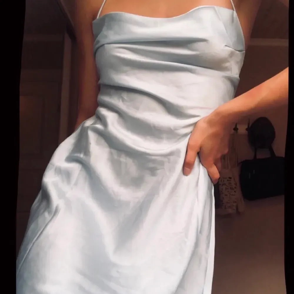 Jättefin ljusblå klänning från SBetro som är köp på Plick men tyvärr inte kommer till användning. Aldrig använd💕skriv för fler bilder. Klänningar.