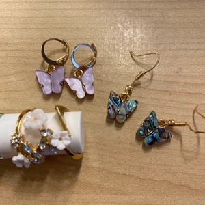 Smycken - Lite blandade smycken. Ringarna är köpt på shein och örhängena här på plick. Frakt ingår💕❣️