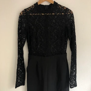 Byxdress nakd, spets, S - Snygg byxdress med spet-överdel och långa raka kostymbyxor som underdel. Passar perfekt på mig som är 172. Använd 2 gånger. Frakt tillkommer 