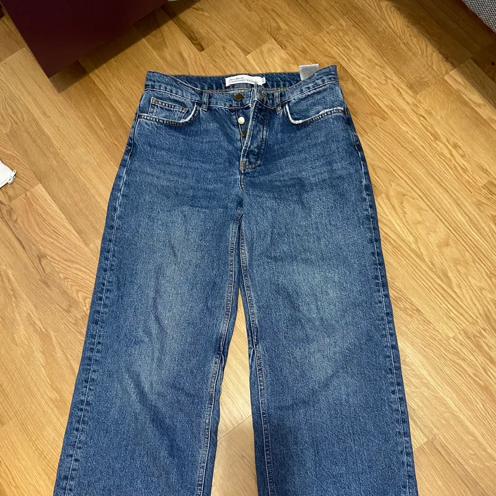 Riktigt fina jeans från Vero Moda. Normal midja och i bra skick, använts ganska mycket men har fortfarande mycket liv i dem!!! Frakt tillkommer:). Jeans & Byxor.