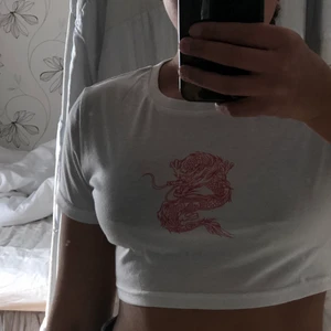 Cropped tröja - Säljer denna tröja med ett rött drak tryck på, skit snygg!! Storlek s ✨✨ pris: 60kr + frakt