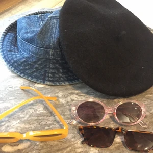 15 kg mystery bag — all womens clothing - More than 15 kilos of women’s clothing, size S-M. Everything is in good condition. Mixed brands, but mostly from Monki. Bag containing heaps if godis: oversized blazer, jeans jacket, sunglasses, cardigan, Skechers sneakers, belly bag etc etc etc...