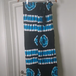 90s omlottkjol - En lång omlottkjol från 90-talet med batikmönster, jättefin. Onesize fits all🌻