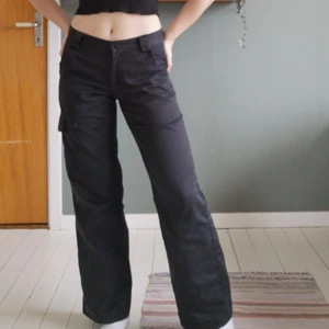 Svarta dickies  - Snygga svarta dickies byxor. Snygg passform, har en liten fläck på ena benet men syns endast om man riktigt försöker se den. Annars super bra skick. 
