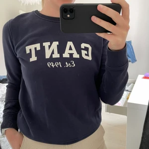 Gant tröja  - Säljer min marinblåa tröja från Gant 🌸 frakten står ni för 💕