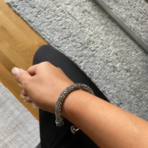 Swarovski cuff - Nytt skick, använd 1 gång. 