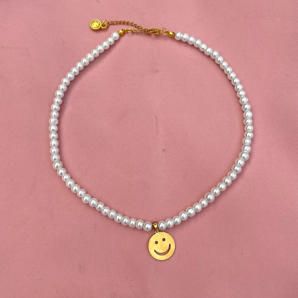 Skitballt smiley halsband med pärlor🌟 Kan göra det i önskad längd💓 . Accessoarer.