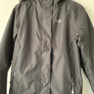Helly Hansen dam vindjacka  - Helt ny HH  vindjacka som jag fått i present men som inte passar. Inköpspris 2500 