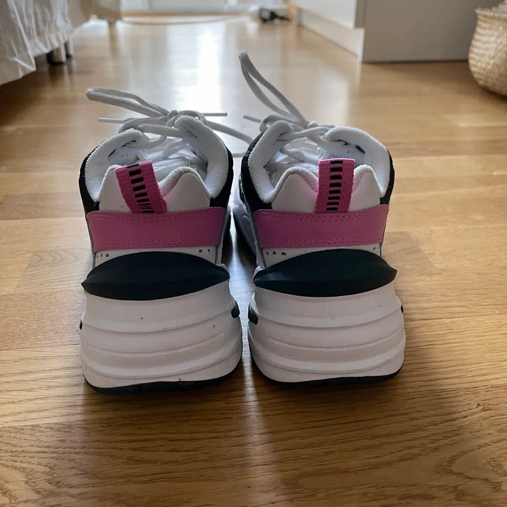 Riktigt fina Nike sneakers i nyskick!! Använda ett fåtal gånger 🥰🥰nypris ca 1000kr . Skor.