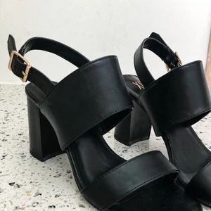 Svarta klackar  - Sparsamt använda svarta klackar med ett litet guldigt spänne ⚡️ (storlek 37 men jag brukar ha 37/38 och passar mig perfa)