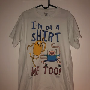 Ball äventyrsdags t-shirt - Jag säljer nu denna tröja med adventure time tema. Super schysst men jag har ingen använding för den längre. Den är i killmodell men fungerar lika på mig som är tjej. Den är i fint men använt skick. Den är i storlek M. Tveka inte på att höra av dig vid intresse, frågor eller om du vill ha fler bilder. Frakten ingår i priset.