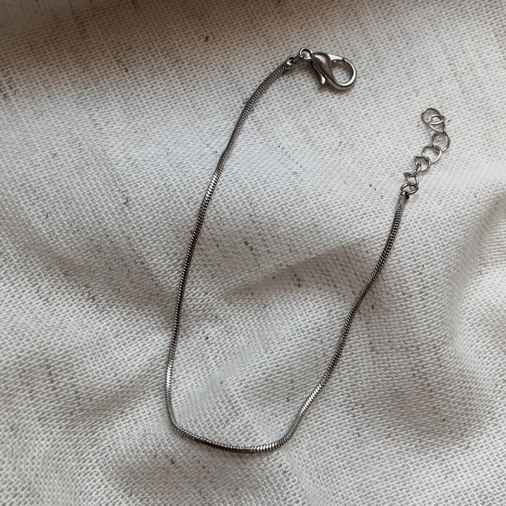 Jag säljer detta silver armband som inte är använt av mig. Den är från början köpt på guldfynd och är 16 cm lång. Väldigt bra skick!. Accessoarer.