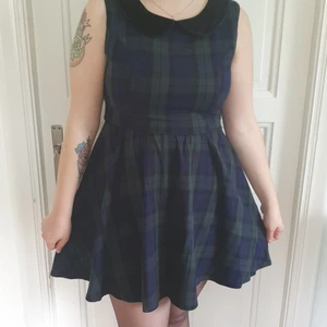 Hellbunny kragklänning storlek Large - En Blå-grön rutig, hellbunnyklänning med svart krage och vacker hjärtformad på ryggen.