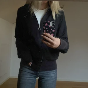 Zip up hoodie  - Säljer en svart zip up hoodie från puma i stl s