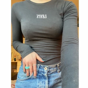 Levi’s tröja  - Långärmad blå Levi’s tröja med vitt Levi’s tryck. Tröjan är en body. Fint skick. 96% bomull 4% elastan. 