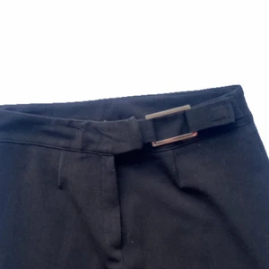 Bruna lågmidjade byxor  - Bruna lågmidjade byxor med ett litet spänne. Så fina men jag tycker inte att jag får användning för dem tyvärr:-( skriv för mått etc. Frakt 66/79kr💕