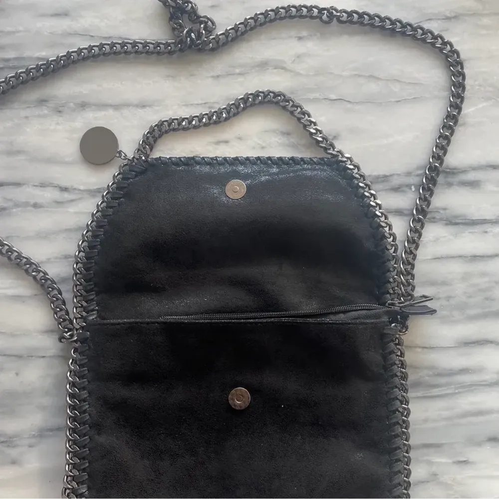 Småglittrig svart Stella McCartney liknande väska. Fint skick med 3 innerfack. Köp direkt för 450 Frakt ingår ej i priset. Väskor.