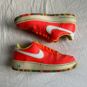 Unika Nike AF1 👅 - Säljer ett par Nike air force 1, Fruity Pebbles🍡   Främsta tecken på användning är på insidan av ena skon, se bild 3. Annars fint skick! Skriv för fler bilder💛