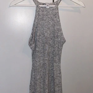 Grå klänning - Grå fodralklänning, från Nelly! Storlek xs och använd en gång!