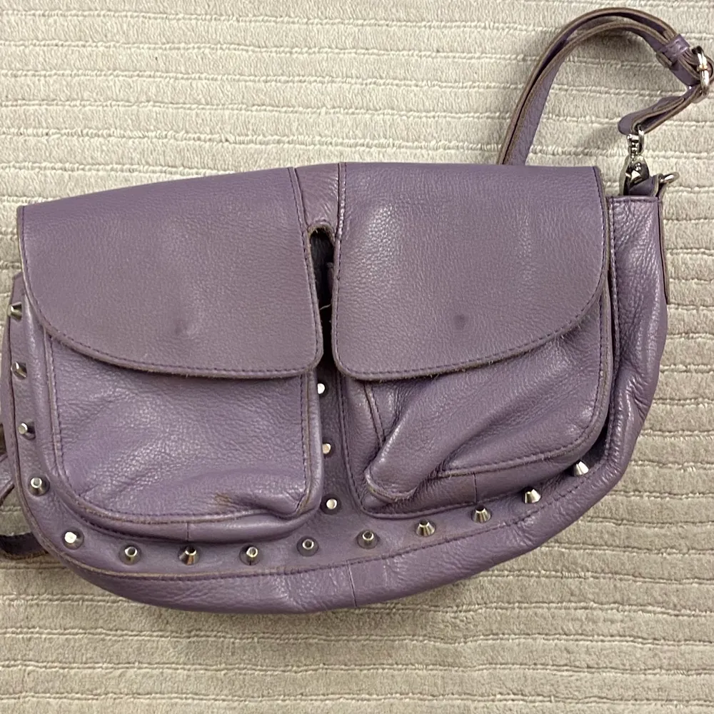 Handväska från Unlimited i lila läderimitation ❤️ gott skick.  . Väskor.