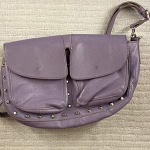 Handväska från Unlimited i lila läderimitation ❤️ gott skick.  
