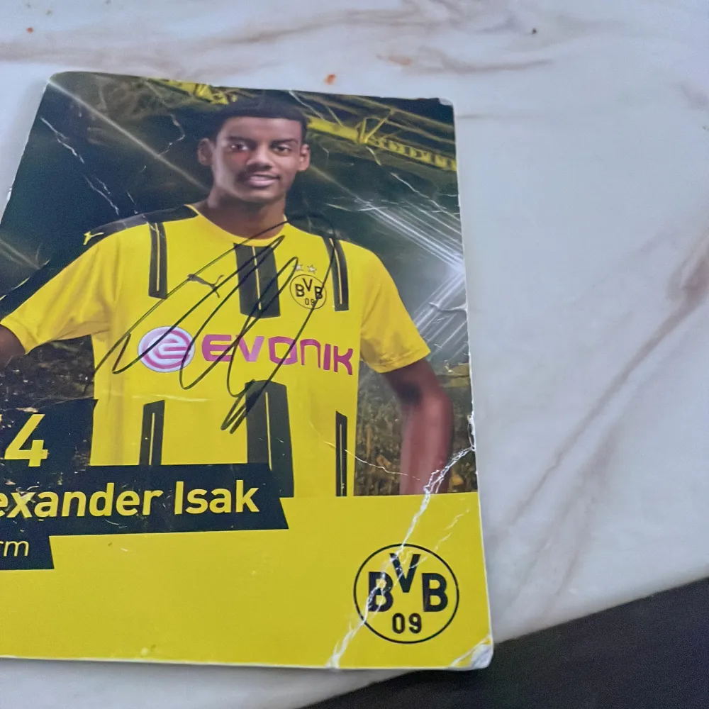 signatur från Alexander Isak från 2017 då han körde i Dortmund. Accessoarer.