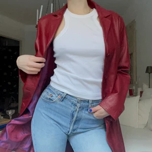 Röd vintage skinnkappa - Röd vintage skinnkappa i äkta läder och toppenskick. Hur snygg som helst har bara tyvärr inte kommit till användning av mig. (Jag har storlek 36 och är 170)😍😍😍