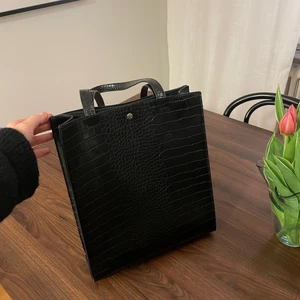 Väska Carin Wester - Svart väska i snake-print från Carin Wester. I nyskick, använd ett fåtal gånger! 🌷 Frakt ingår i priset.