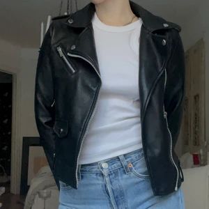 Svart bikerjacka - Svart bikerjacka i fusk-skinn i storlek s😍 Inga slitningar eller synbara skråmor och jackan är i väldigt bra skick😍😍