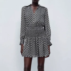 Mönstrad zara klänning - Trendig mönstrad klänning från zara!! Fick i julklapp och köptes för 399kr. Prislappar kvar. Storlek M men passar folk mellan S-L. Bud:370kr. Släpper direkt för 400kr