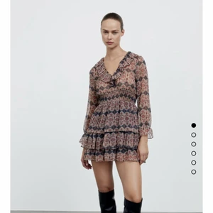 Mönstrad klänning  - Populär slutsåld mönstrad klänning från Zara. Fick i julklapp och har inte kommit till användning. Köptes för 399kr.  passar mig som brukar bära S! Prislappar är kvar. ❌Bud:300kr