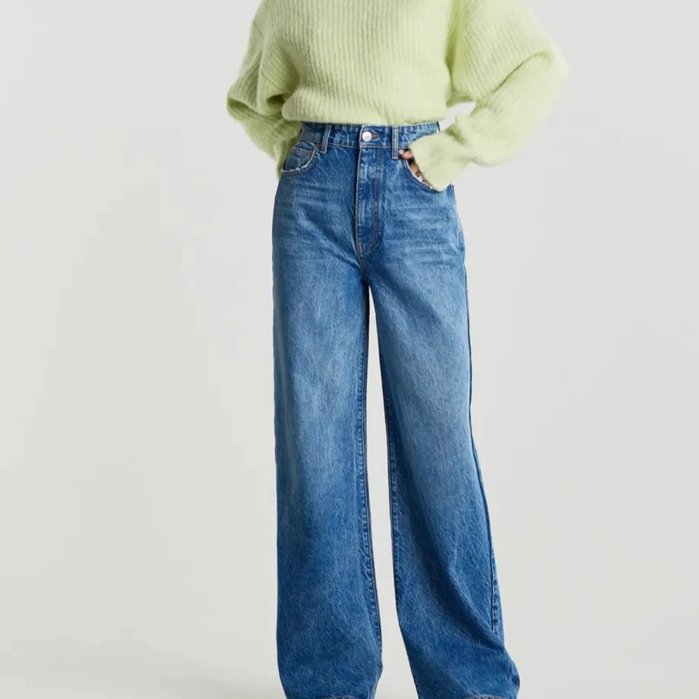 Säljer dessa snygga jeans då de inte kommer till användning längre. Köpare står för eventuell frakt. . Jeans & Byxor.