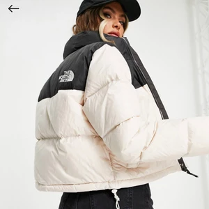 North face Nuptse cropped - Säljer mina fina North Face, köpt på Asos (ord pris 2800kr), har kvitto och jackan är i jättebra skick. Kan skicka fler bilder. Det finns lite smink på kragen, kan skicka bild på även det. Högst bud eller 1500kr