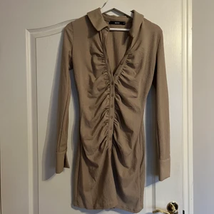 Klänning bikbok - Beige klänning från bikbok i storlek XS. Använd ett par gånger. Betalning via swish. Kan mötas upp i Västerås eller Stockholm💕☺️