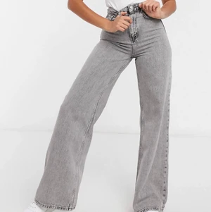 Wide jeans  - Wide jeans i ljusgrå färg. Säljer dessa då dom inte kommer till använding längre pga nya byxor i garderoben. Använda 4-5 ggr
