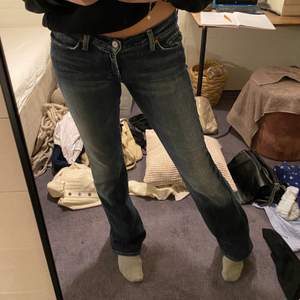 Dessa skit snygga jeans är lågmidjade och väldigt långa på mig som är 1,73 ( ! ). Säljer dessa då jag aldirg använder dom . Vet tyvärr inte vilken storlek, men passar mig perfekt som är 173 och brukar ha 36/ 38 i storlek.  Kontakta mig om ni vill ha fler bilder🥰🥰🥰 
